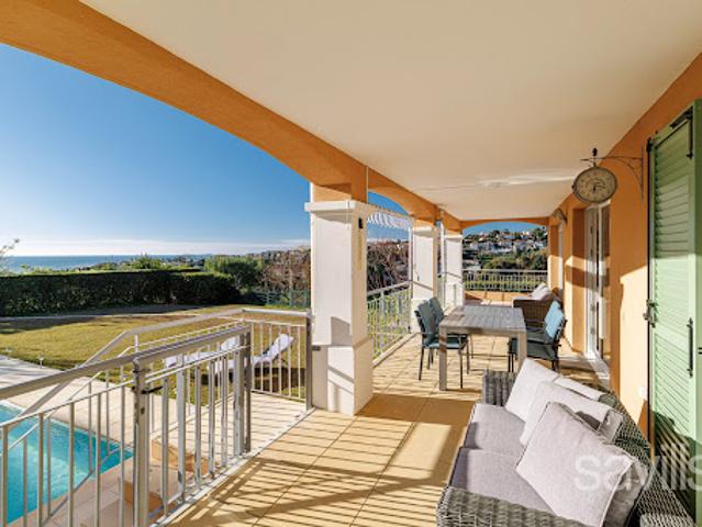 Villa avec piscine et terrasse