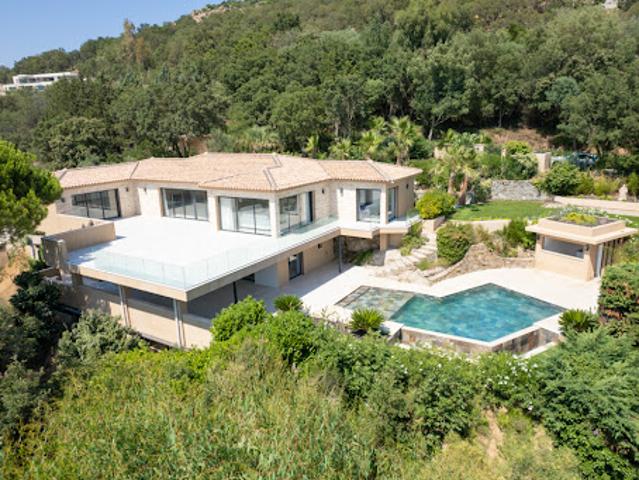 Villa avec piscine et terrasse