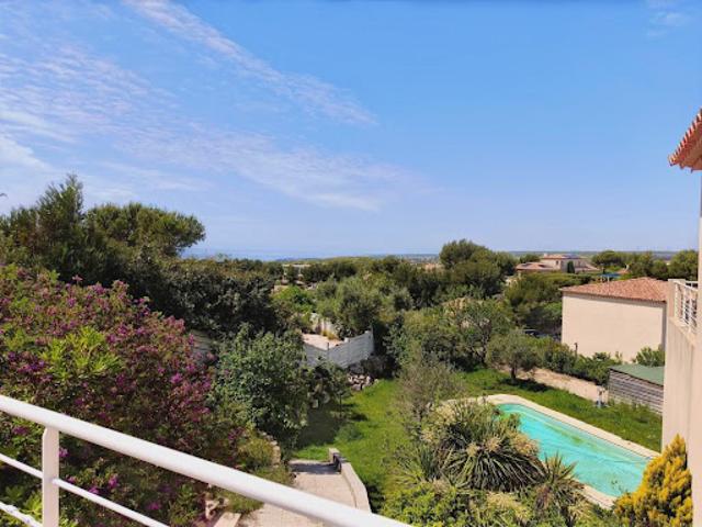 Villa avec piscine et terrasse