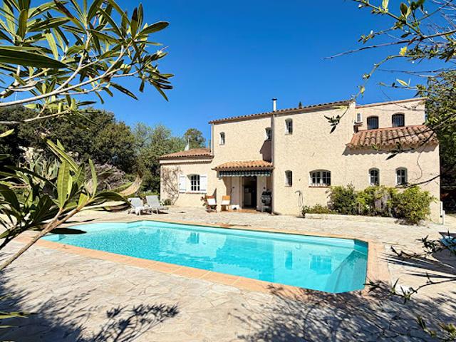 Villa avec piscine et terrasse