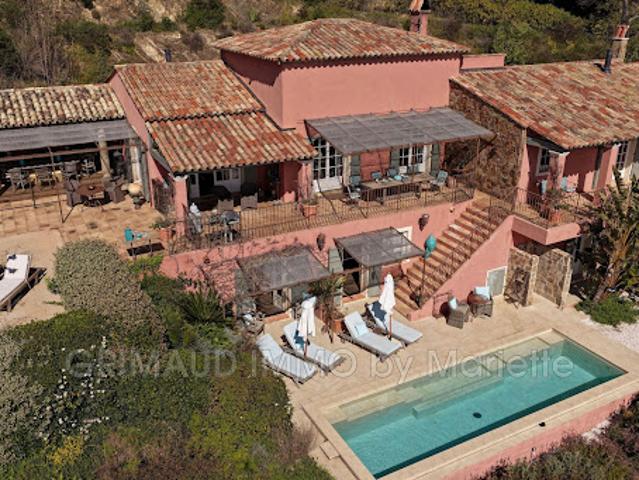 Villa avec piscine et terrasse