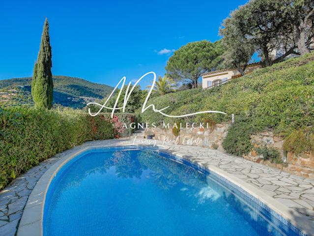 Villa avec piscine et terrasse
