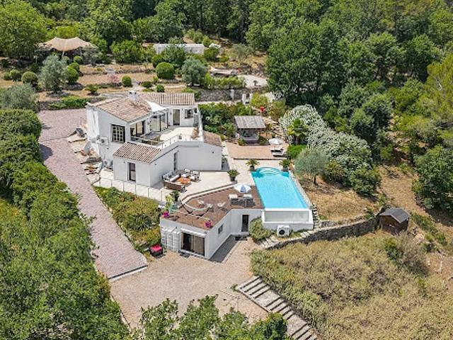 Villa avec piscine et terrasse