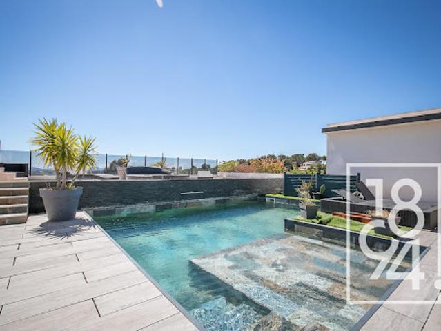Villa avec piscine et terrasse