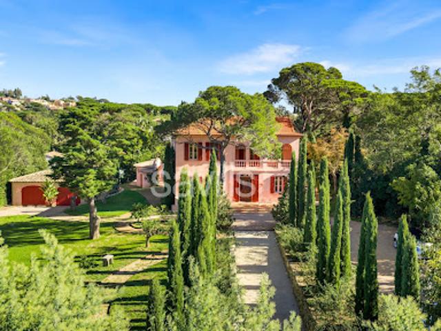 Villa avec piscine et terrasse