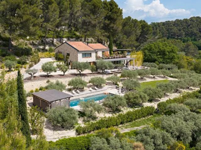 Villa avec piscine et terrasse