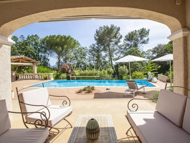 Villa avec piscine et terrasse