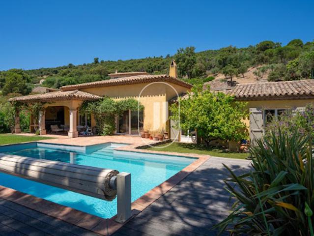 Villa avec piscine et terrasse
