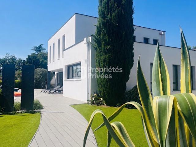 Villa avec piscine et terrasse