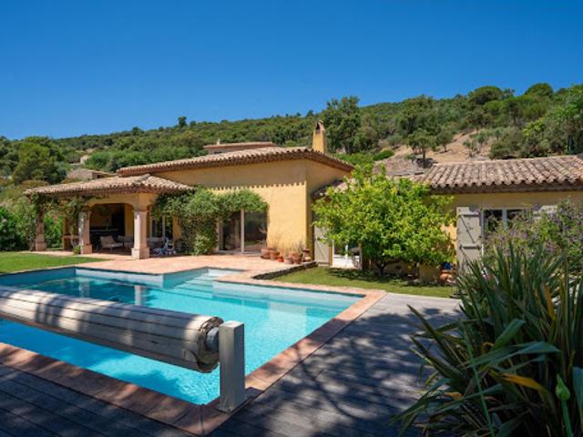 Villa avec piscine et terrasse