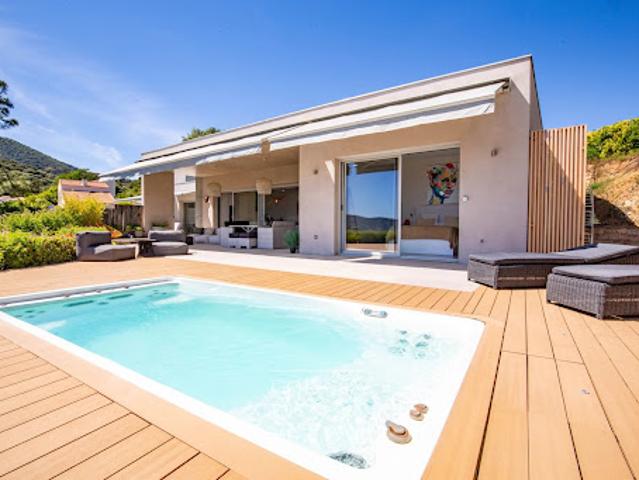 Villa avec piscine et terrasse