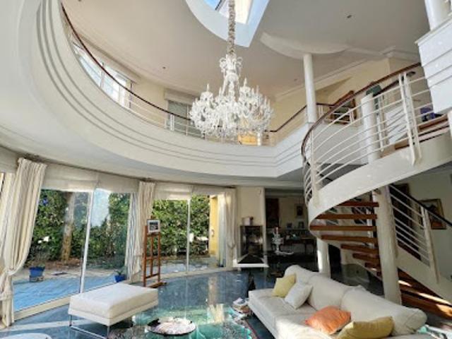 Villa avec piscine et terrasse