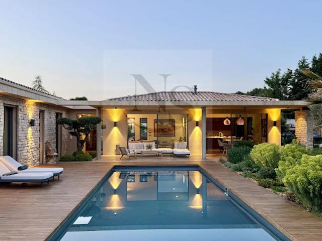 Villa avec piscine et terrasse