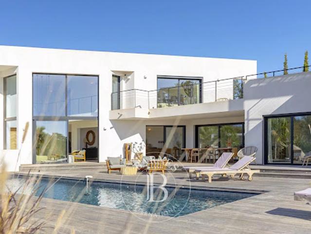Villa avec piscine et terrasse