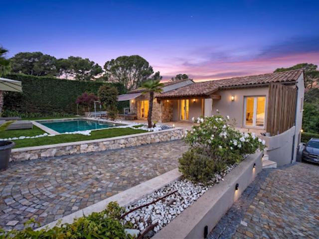 Villa avec piscine et terrasse