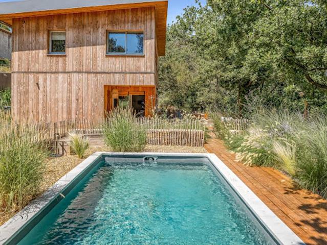 Villa avec piscine et terrasse