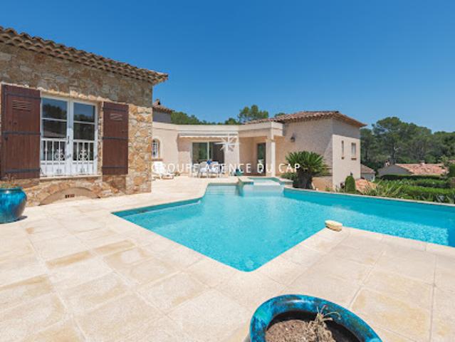 Villa avec piscine et terrasse