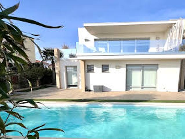Villa avec piscine et jardin