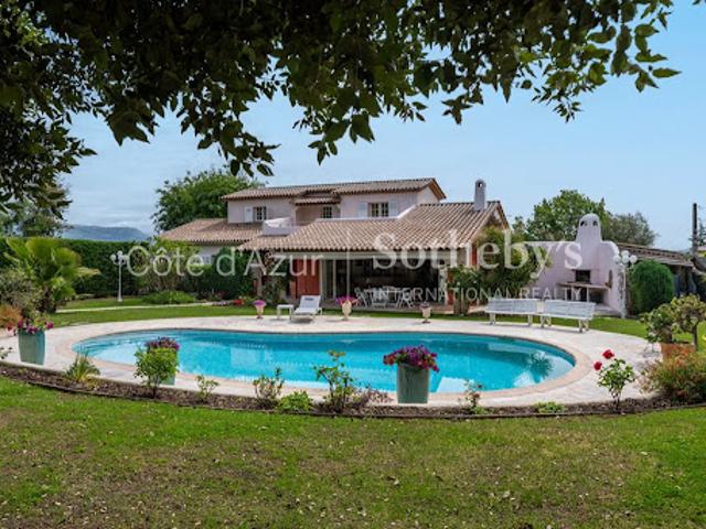 Villa avec piscine et terrasse