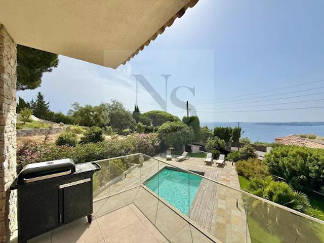 Villa avec piscine et terrasse