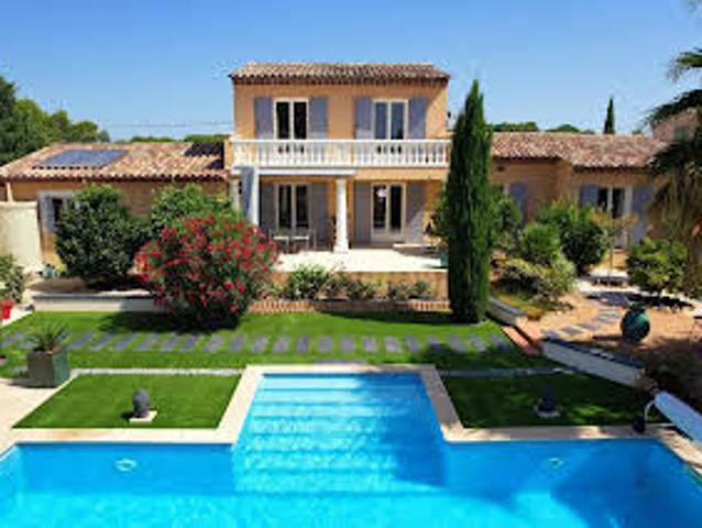Villa avec piscine et terrasse