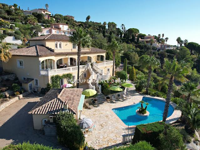Villa avec piscine et terrasse