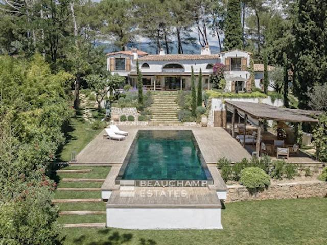 Villa avec piscine et terrasse