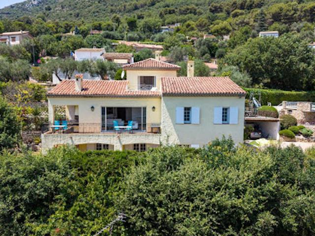 Villa avec piscine et terrasse