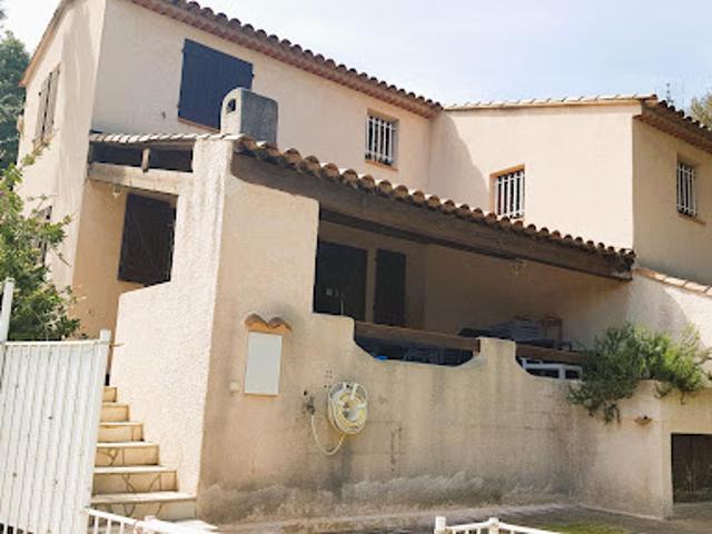 Villa avec piscine et terrasse
