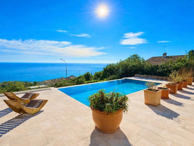 Villa avec piscine et terrasse