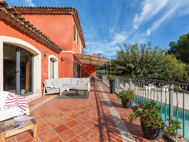 Villa avec piscine et terrasse