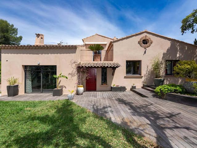 Villa avec piscine et terrasse