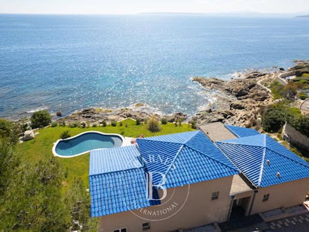 Villa avec piscine et terrasse