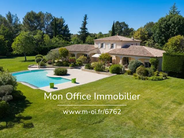 Villa avec piscine et terrasse