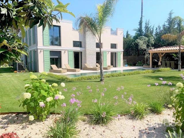 Villa avec piscine et terrasse