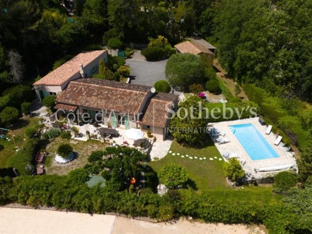 Villa avec piscine et vue dégagée dans un secteur résidentiel