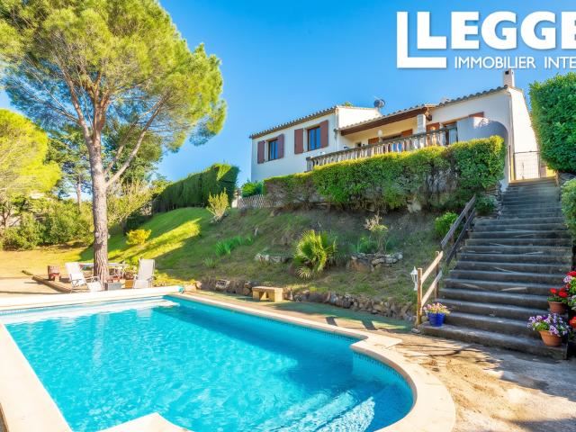 Villa avec piscine et vue dégagée dans le très recherché village de Palaja