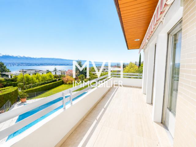 Villa avec piscine et vue lac