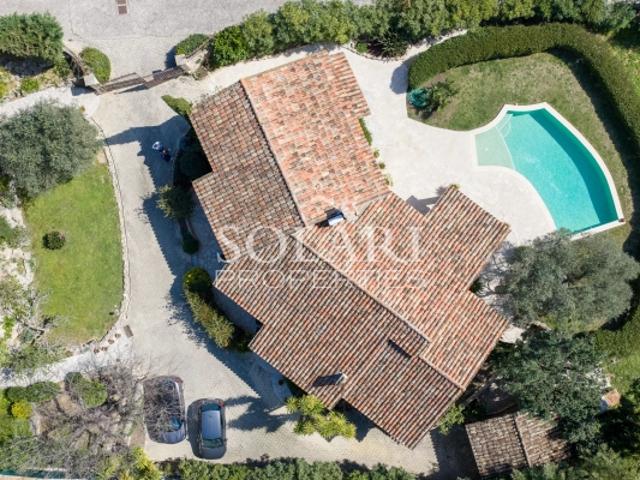 Villa avec piscine et vue panoramique sur la mer
