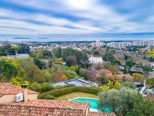 Villa avec piscine et vue panoramique sur la mer