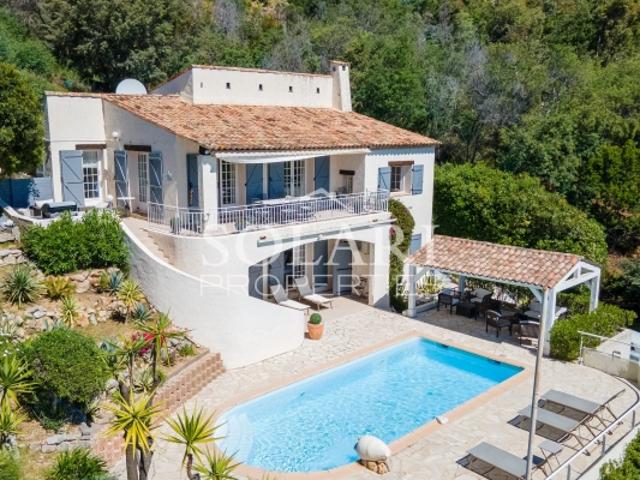 Villa avec piscine et vue panoramique sur la mer