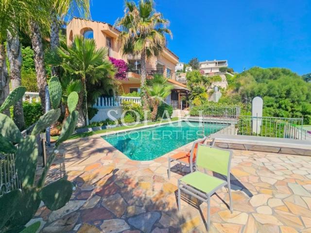 Villa avec piscine et vue panoramique sur la mer et les montagnes