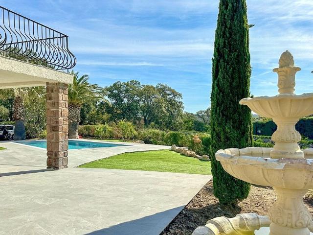 Villa avec piscine et vue sur le Golfe de Saint Tropez !