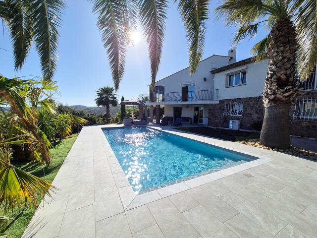 Villa avec piscine et vue sur le Golfe de Saint Tropez !