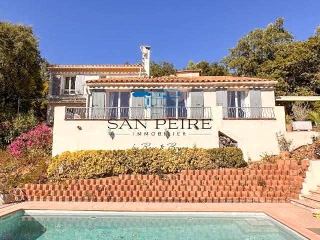 Villa avec piscine et vue sur les collines