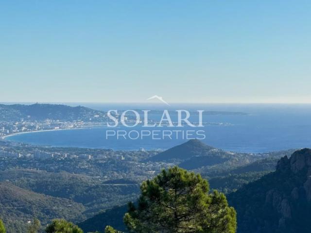 Villa avec piscine offrant une magnifique vue panoramique sur la mer