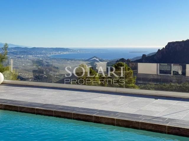 Villa avec piscine offrant une magnifique vue panoramique sur la mer