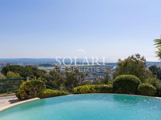 Villa avec piscine offrant une vue panoramique sur la Mer