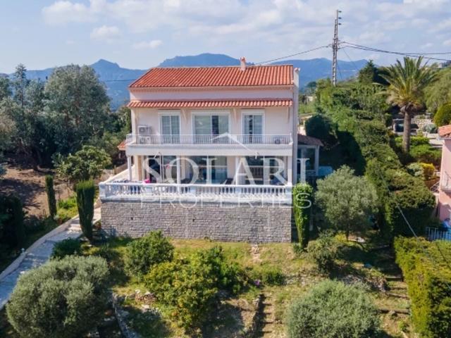 Villa avec piscine offrant une vue sur la mer et les montagnes