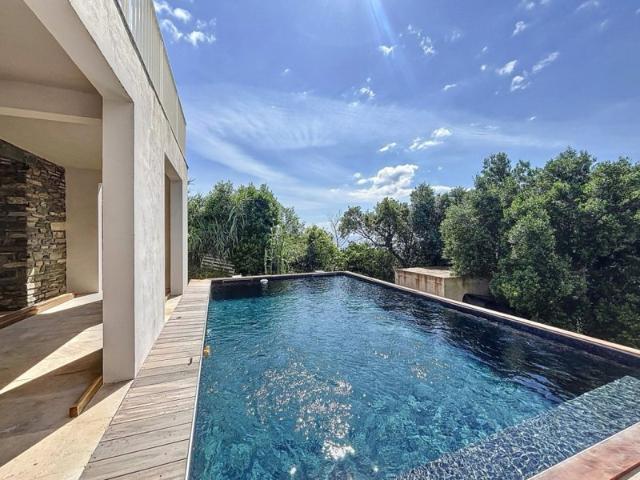 VILLA AVEC PISCINE MIOMO ET VUE MER EMPLACEMENT PRIVILEGIE